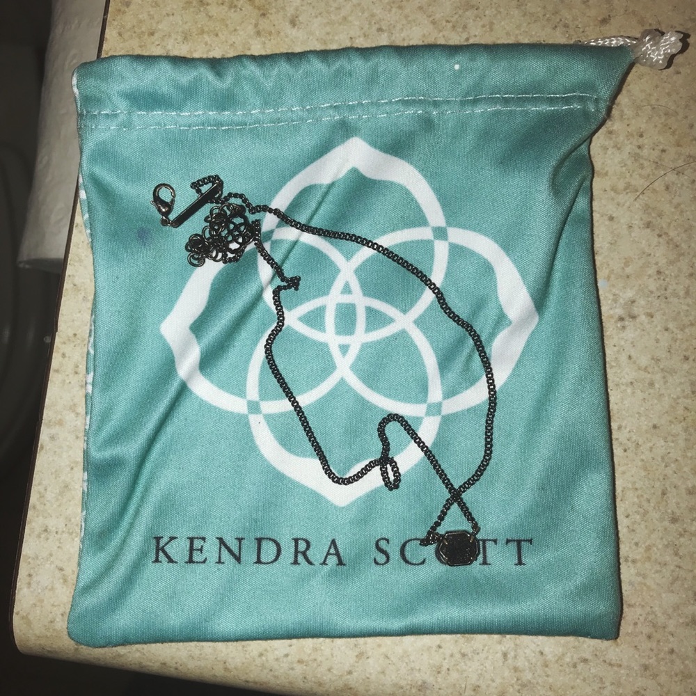 Black Kendra Scott necklace 💋